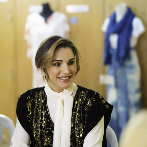 La reine Rania de Jordanie visite le centre social pour femmes "Ghor Al Safi" à Kerak en Jordanie le 22 février 2023. 