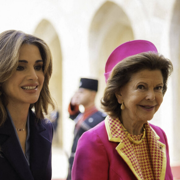 La reine Rania de Jordanie et la reine Silvia de Suède - Le couple royal suédois, en visite en Jordanie, découvre le Queen Rania Family and Child Center à Amman le 15 novembre 2022. 