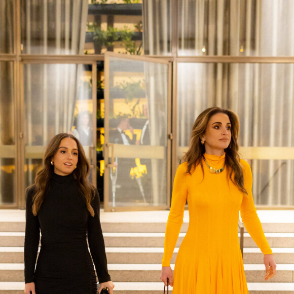 A cette occasion, la souveraine lui a fait une superbe déclaration sur Instagram.
La reine Rania et la princesse Iman de Jordanie lors du dîner de gala "Kering Foundation Caring for Women" à New York, le 15 septembre 2022. 