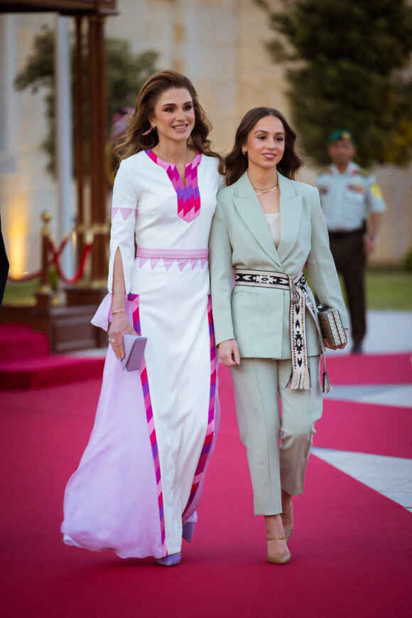La reine Rania et sa fille la princesse Iman - Photos officielles de la famille royale de Jordanie, à l'occasion des fiançailles de la princesse Iman. Le 6 juillet 2022 
