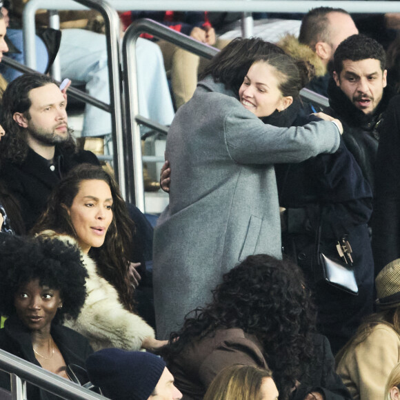 Thylane Blondeau et son compagnon Ben Attal - Célébrités dans les tribunes au match de football du PSG face à Nantes (4-2) au Parc des Princes à Paris le 4 mars 2023. © Cyril Moreau / Bestimage 