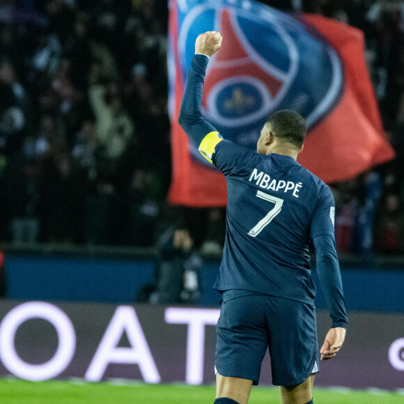 Joie des joueurs du Paris SG aprés le 201e buts de Kylian Mbappe (Paris SG) - Football - Ligue 1 Uber Eats - Victoire du PSG face à Nantes (4-2) au Parc des princes à Paris le 4 mars 2023. © Baptiste Autissier / Panoramic / Bestimage 