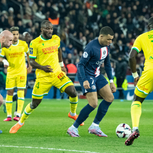 Kylian Mbappe (Paris SG) Ignatius Ganago (FC NANTES) - Football - Ligue 1 Uber Eats - Victoire du PSG face à Nantes (4-2) au Parc des princes à Paris le 4 mars 2023. © Baptiste Autissier / Panoramic / Bestimage 