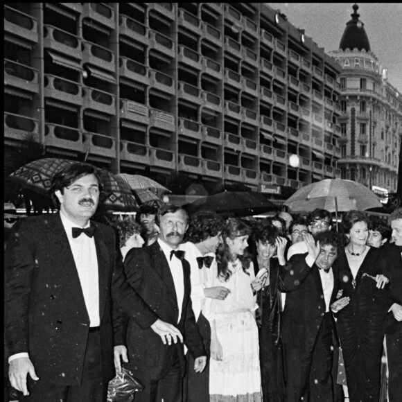 Les amoureux s'étaient rencontrés dans les années 1960, mais chacun avait sa vie à l'époque.
Manuel Gélin, Jacques Villeret, Macha Méril, Daniel Olbrychski, Jorge Donn, Michel Legrand, Nicole Garcia, Claude Lelouch, Evelyne Bouix, Robert Hossein et Jean-Claude Bouttier - Présentation du film Les Uns et les autres au Festival de Cannes