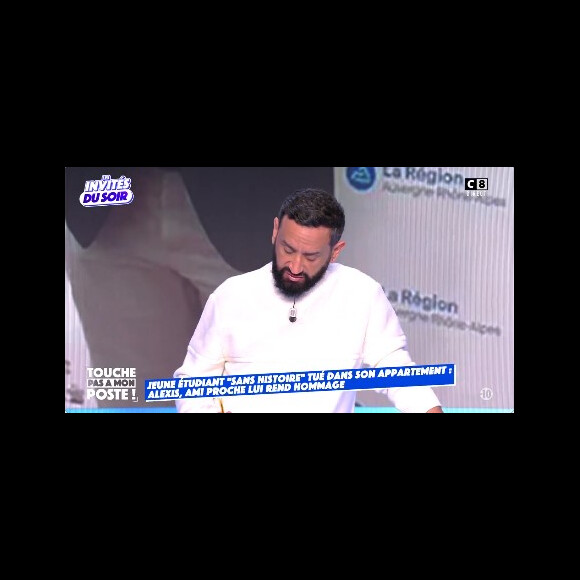 Sidération sur le plateau de l'émission Touche pas à mon poste.
Cyril Hanouna rend hommage à Valentin dans l'émission "Touche pas à mon poste", sur C8.