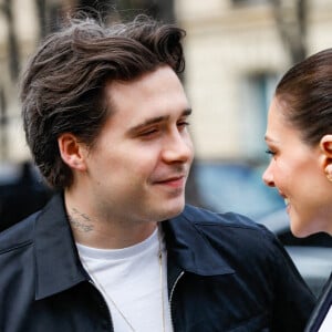 Regards profonds, gestes tendres et attentionnés... Brooklyn Beckham en aurait presque oublié le monde qui les entourait sur le moment 
Brooklyn Beckham et sa femme Nicola Peltz au défilé Miu Miu prêt-à-porter automne-hiver 2023/2024 lors de la Fashion Week de Paris (PFW), à Paris, France, le 7 mars 2023. © Christophe ClovisBestimage 