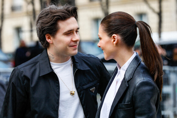 Regards profonds, gestes tendres et attentionnés... Brooklyn Beckham en aurait presque oublié le monde qui les entourait sur le moment 
Brooklyn Beckham et sa femme Nicola Peltz au défilé Miu Miu prêt-à-porter automne-hiver 2023/2024 lors de la Fashion Week de Paris (PFW), à Paris, France, le 7 mars 2023. © Christophe ClovisBestimage 