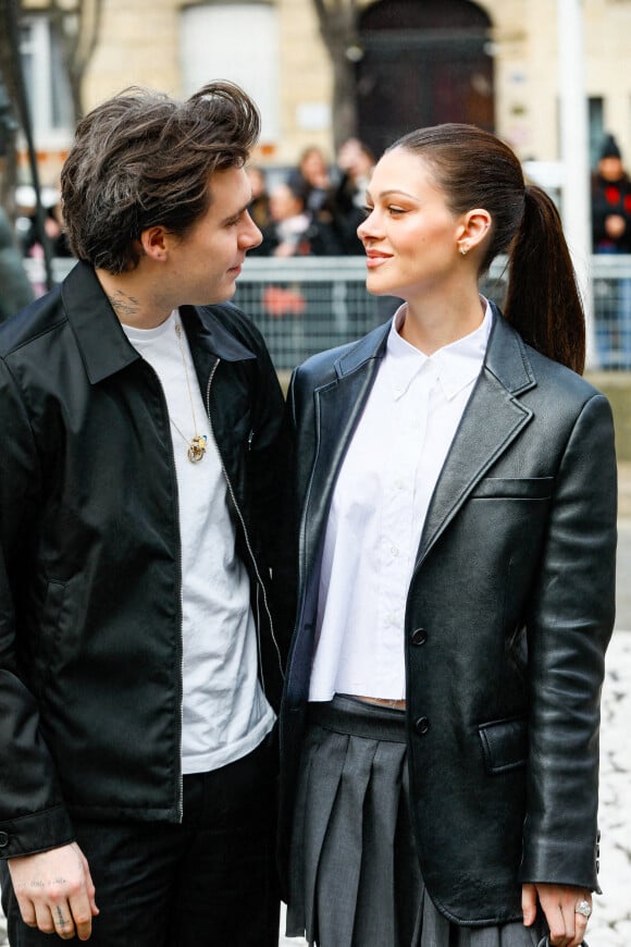 Le jeune homme de 24 ans n'avait d'yeux que pour son épouse Nicola, avec qui il fêtera bientôt sa première année de mariage 
Brooklyn Beckham et sa femme Nicola Peltz au défilé Miu Miu prêt-à-porter automne-hiver 2023/2024 lors de la Fashion Week de Paris (PFW), à Paris, France, le 7 mars 2023. © Christophe ClovisBestimage 