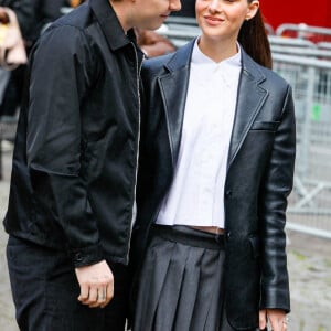 Nicola Peltz avait le sourire, forcément
Brooklyn Beckham et sa femme Nicola Peltz au défilé Miu Miu prêt-à-porter automne-hiver 2023/2024 lors de la Fashion Week de Paris (PFW), à Paris, France, le 7 mars 2023. © Christophe ClovisBestimage 