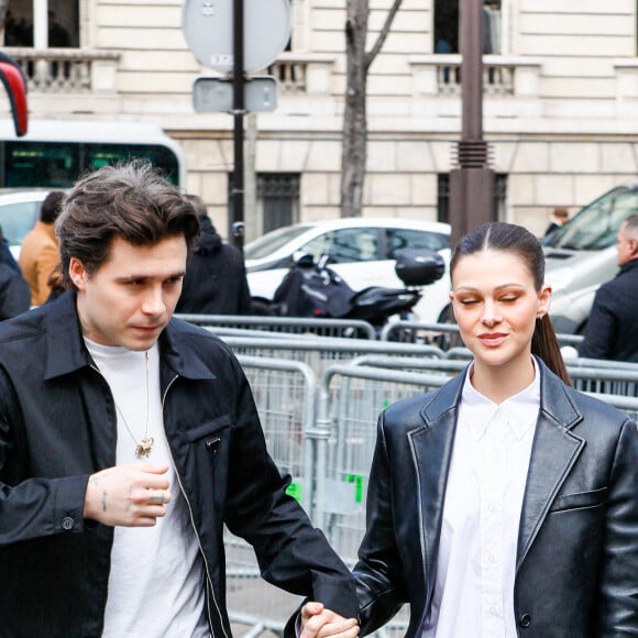 Brooklyn Beckham est donc comme son papa. S'il ne pratique pas le foot, en amour, il est pareil : il va droit au but. 
Brooklyn Beckham et sa femme Nicola Peltz au défilé Miu Miu prêt-à-porter automne-hiver 2023/2024 lors de la Fashion Week de Paris (PFW), à Paris, France, le 7 mars 2023. © Christophe ClovisBestimage 