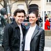 Brooklyn Beckham ensorcelé par sa femme Nicola : baisers et regards enflammés au défilé Miu-Miu
