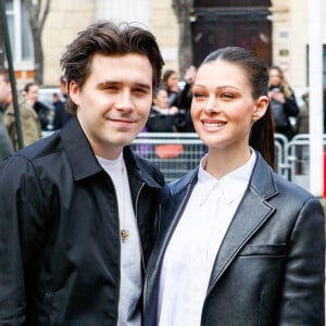 Brooklyn Beckham et sa femme Nicola Peltz ont assisté au défilé Miu-Miu à Paris
Brooklyn Beckham et sa femme Nicola Peltz au défilé Miu Miu prêt-à-porter automne-hiver 2023/2024 lors de la Fashion Week de Paris (PFW), à Paris, France. © Christophe ClovisBestimage 