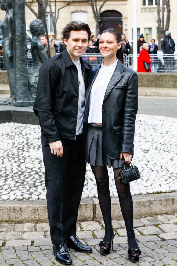 Brooklyn Beckham et sa femme Nicola Peltz ont assisté au défilé Miu-Miu à Paris
Brooklyn Beckham et sa femme Nicola Peltz au défilé Miu Miu prêt-à-porter automne-hiver 2023/2024 lors de la Fashion Week de Paris (PFW), à Paris, France. © Christophe ClovisBestimage 
