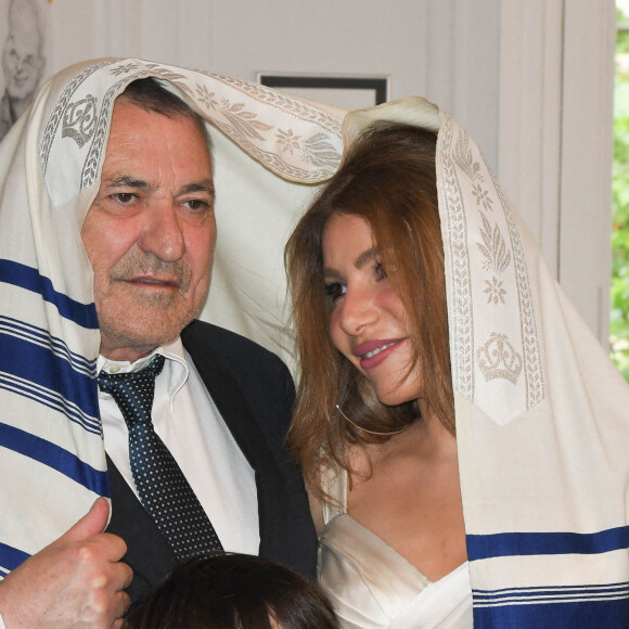 Il a notamment raconté avoir ramené un orchestre en bas de chez elle, le jour de la demande en mariage. 
Exclusif - Jean-Marie Bigard et sa femme Lola Marois - Jean-Marie Bigard et Lola Marois lors de la cérémonie oecuménique à l'occasion du renouvellement de leurs voeux pour leur 10 ans de mariage. Le 27 mai 2021 © Coadic Guirec / Bestimage 