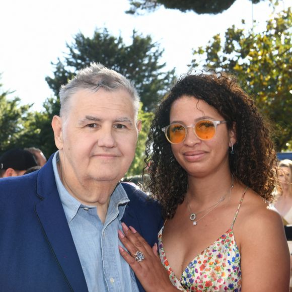 Pierre Ménès et sa femme Mélissa - Photocall de la cérémonie de clôture du 8ème Festival du Cinéma et Musique de Film de La Baule le 3 juillet 2022. © Rachid Bellak/bestimage