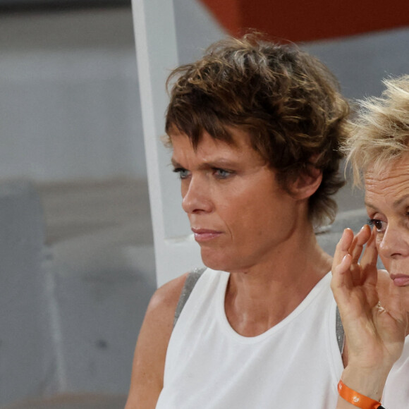 Muriel Robin et sa femme Anne Le Nen en tribune (jour 13) lors des Internationaux de France de Tennis de Roland Garros 2022 à Paris, France, le 3 juin 2022. © Dominique Jacovides/Bestimage 