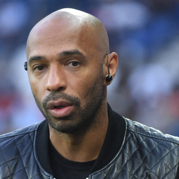 Connu pour son style soigné et son allure de beau gosse, l'attaquant des Bleus a retrouvé Thierry Henry, visiblement très heureux de le voir
Thierry Henry - Match de football en ligue 1 Uber Eats entre le PSG et Monaco (1-1) au Parc des Princes à Paris le 28 aout 2022. © Giancarlo Gorassini/Bestimage