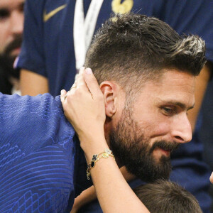 Olivier Giroud embrassant sa femme Jennifer - People et joueurs en famille dans les tribunes lors du match de demi-finale "France - Maroc" lors de la Coupe du Monde 2022 au Qatar (FIFA World Cup Qatar 2022). © JB Autissier / Panoramic / Bestimage