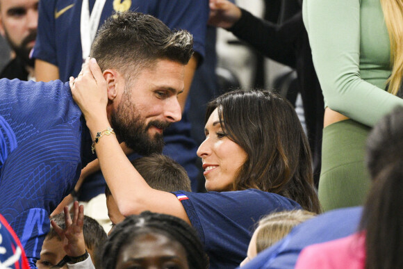 Olivier Giroud embrassant sa femme Jennifer - People et joueurs en famille dans les tribunes lors du match de demi-finale "France - Maroc" lors de la Coupe du Monde 2022 au Qatar (FIFA World Cup Qatar 2022). © JB Autissier / Panoramic / Bestimage