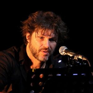 Le chanteur aurait été violent envers elle, lui faisait vivre un enfer avec les enfants 
Exclusif - Bertrand Cantat (ex-membre du groupe "Noir Désir" et actuel membre du groupe "Détroit") fait une pause dans sa carrière musicale et se lance dans une tournée de lecture de textes poétiques avec deux musiciens autour de lui. Son nouveau spectacle de lecture (Condor Live) est tiré du livre "Condor" de Caryl Ferey. C'est une oeuvre allégorique et hallucinée, d'un couple fuyant la mort dans le Chili d'après Pinochet. Cenon, le 22 septembre 2016. © Patrick Bernard/ Bestimage