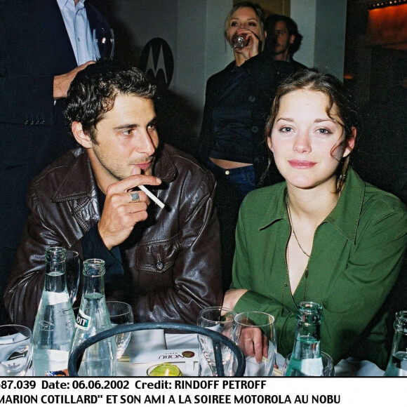 Année qui correspond aussi à la date de leur séparation.
Marion Cotillard et Stéphan Guérin-Tillié à la soirée Motorola au Nobu.