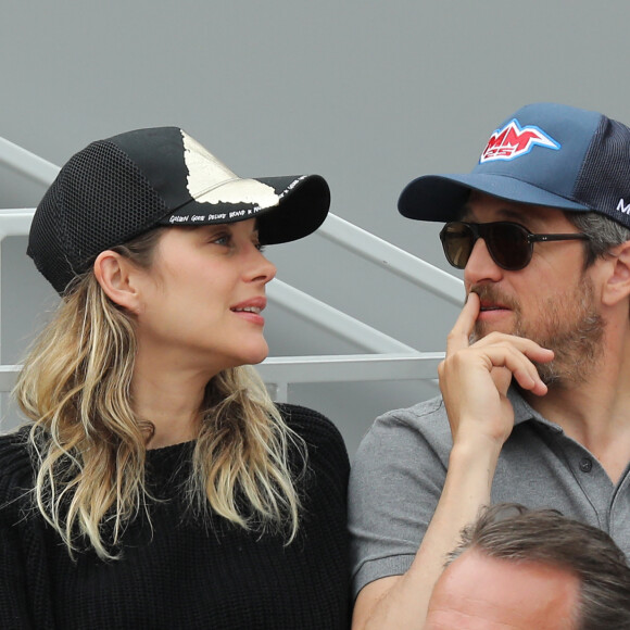 Marion Cotillard et son compagnon Guillaume Canet - People dans les tribunes lors de la finale messieurs des internationaux de France de tennis de Roland Garros 2019 à Paris le 9 juin 2019. © Jacovides-Moreau/Bestimage 