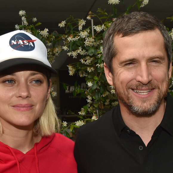 Guillaume Canet et sa compagne Marion Cotillard au village lors des internationaux de France à Roland Garros le 10 juin 2018. © Veeren / Bestimage 