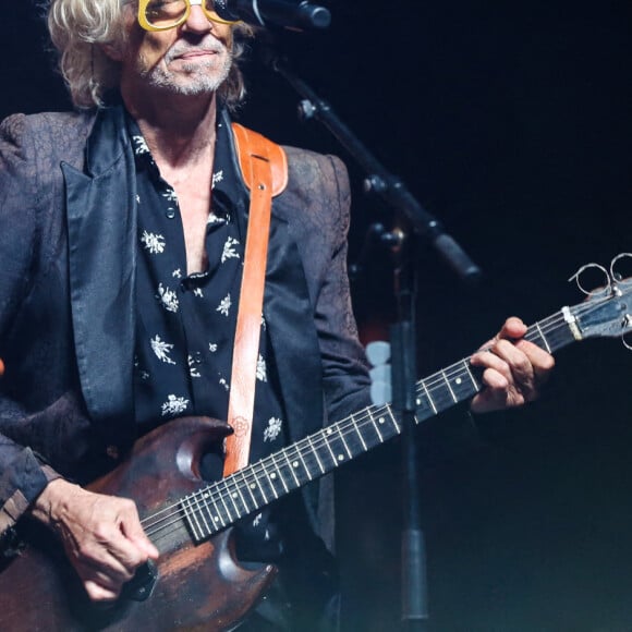 Louis Bertignac - Les Aventuriers d'un Autre Monde en concert au Casino Barrière à Lille. Le 21 avril 2022 5 artistes se produiront ensemble sur scène pour partager leurs plus grands tubes ainsi que des reprises de grands classiques pop-rock, lors de deux spectacles de plus de deux heures. Et ils seront rejoints par des invités surprises, comme il est de coutume chez LES AVENTURIERS D'UN AUTRE MONDE.