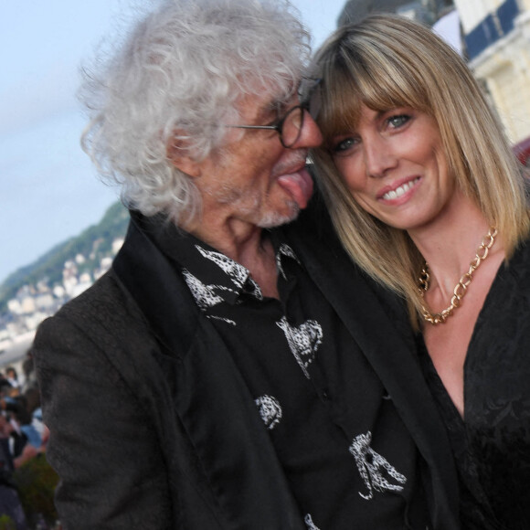 Des retrouvailles rêvées avec sa chérie Laetitia, dont il est toujours fou amoureux 
Louis Bertignac et sa compagne Laetitia Brichet - People sur le tapis rouge lors du 35ème festival du film de Cabourg le 11 juin 2021 © Coadic Guirec / Bestimage 