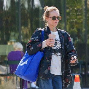 Vanessa Paradis fait du shopping à Los Angeles, le 13 avril 2022.