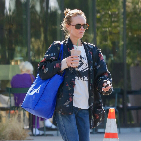 Vanessa Paradis fait du shopping à Los Angeles, le 13 avril 2022.