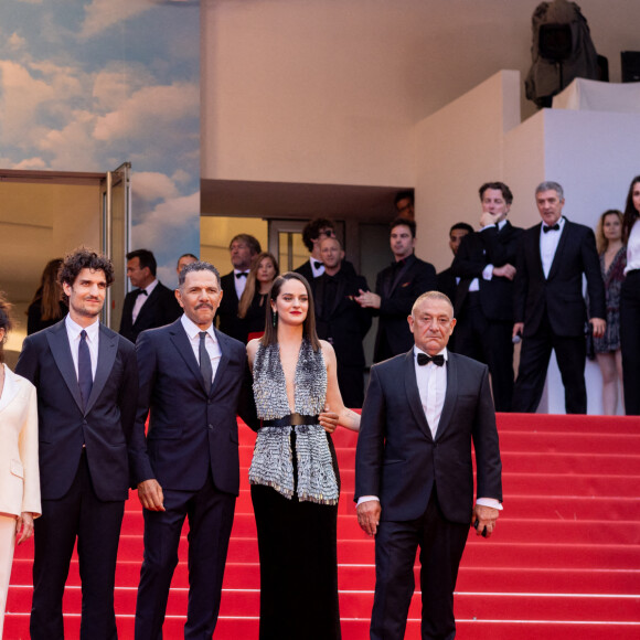 Ses partenaires n'ont pas réagi. 
Anne-Dominique Toussaint, Louis Garrel, Anouk Grinberg, Noémie Merlant, Roschdy Zem, Jean-Claude Pautot - Montée des marches du film " L'Innocent " lors du 75ème Festival International du Film de Cannes. Le 24 mai 2022 © Cyril Moreau / Bestimage 