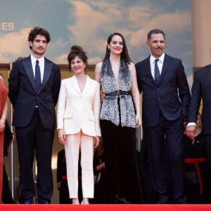 Anne-Dominique Toussaint, Louis Garrel, Anouk Grinberg, Noémie Merlant, Roschdy Zem, Jean-Claude Pautot - Montée des marches du film " L'Innocent " lors du 75ème Festival International du Film de Cannes. Le 24 mai 2022 © Cyril Moreau / Bestimage 