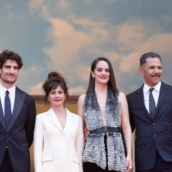 Anne-Dominique Toussaint, Louis Garrel, Anouk Grinberg, Noémie Merlant, Roschdy Zem, Jean-Claude Pautot - Montée des marches du film " L'Innocent " lors du 75ème Festival International du Film de Cannes. Le 24 mai 2022 © Cyril Moreau / Bestimage 