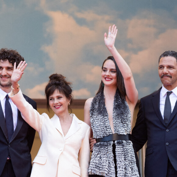 Anne-Dominique Toussaint, Louis Garrel, Anouk Grinberg, Noémie Merlant, Roschdy Zem, Jean-Claude Pautot - Montée des marches du film " L'Innocent " lors du 75ème Festival International du Film de Cannes. Le 24 mai 2022 © Cyril Moreau / Bestimage 