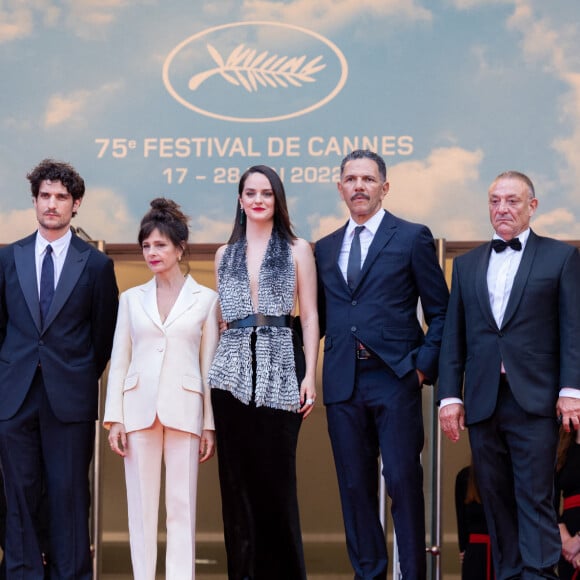 Anne-Dominique Toussaint, Louis Garrel, Anouk Grinberg, Noémie Merlant, Roschdy Zem, Jean-Claude Pautot - Montée des marches du film " L'Innocent " lors du 75ème Festival International du Film de Cannes. Le 24 mai 2022 © Olivier Borde / Bestimage 