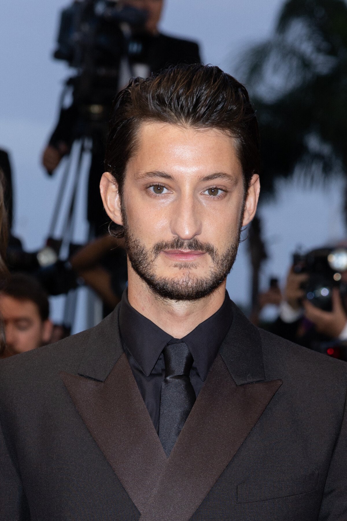 Pierre Niney, sa vie loin de Paris avec sa femme et ses filles : pourquoi  il ne reviendra jamais - Purepeople