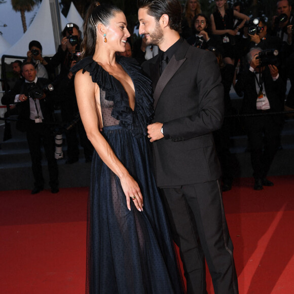 Pierre Niney et sa femme Natasha Andrews à la montée des marches du film "Mascarade" lors du 75ème Festival International du Film de Cannes, France, le 27 mai 2022. © Rachid Bellak/Bestimage