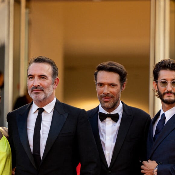 Ministre de la Culture à l'époque de la crise sanitaire liée au Covid-19, la politique a essuyé plus d'un tir venant de célèbres comédiens et chanteurs, parmi lesquels Benjamin Biolay et Pierre Niney en tête de liste.
Roselyne Bachelot, Fatou N'Diaye, Jean Dujardin, Nicolas Bedos, Pierre Niney, Natacha Lindinger - Montée des marches du film " OSS 117 : Alerte rouge en Afrique Noire " lors du 74ème Festival International du Film de Cannes. Le 17 juillet 2021 © Borde-Jacovides-Moreau / Bestimage