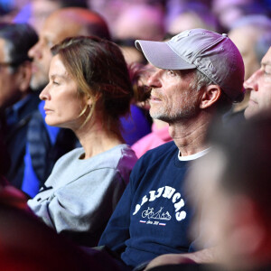 Après 10 rounds d'une forte intensité, les arbitres ont décidé de donner la victoire à son adversaire, qui l'a bien fait souffrir mais il a bien tenu.
Denis Brogniart et sa femme Hortense - Les célébrités assistent au combat international de boxe poids lourd de 10 rounds opposant le français Tony Yoka au français d'origine camerounaise Carlos Takam au Zénith de Paris, France, le 11 mars 2023. © Veeren/Bestimage