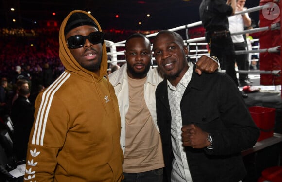 Dadju, guest et le boxeur Souleymane Cissokho - Les célébrités assistent au combat international de boxe poids lourd de 10 rounds opposant le français Tony Yoka au français d'origine camerounaise Carlos Takam au Zénith de Paris, France, le 11 mars 2023. © Veeren/Bestimage 