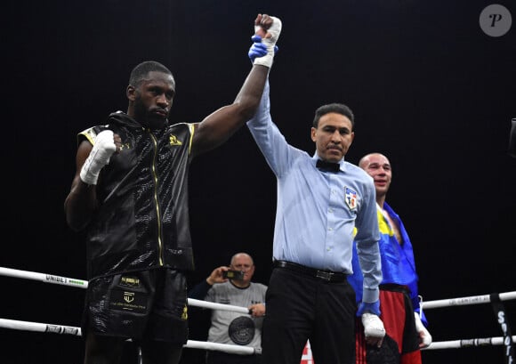 Le français Victor Yoka (frère de Tony) remporte son combat face au Bosnien Branislav Malinovic lors de leur combat international de boxe poids moyen en 8 rounds au Zénith de Paris, France, le 11 mars 2023. © Veeren/Bestimage 