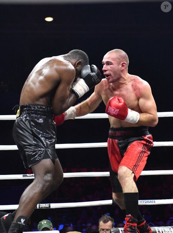 Le français Victor Yoka (frère de Tony) remporte son combat face au Bosnien Branislav Malinovic lors de leur combat international de boxe poids moyen en 8 rounds au Zénith de Paris, France, le 11 mars 2023. © Veeren/Bestimage 