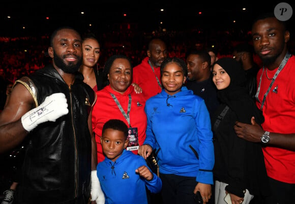 Victor Yoga avec sa famille - Le français Victor Yoka (frère de Tony) remporte son combat face au Bosnien Branislav Malinovic lors de leur combat international de boxe poids moyen en 8 rounds au Zénith de Paris, France, le 11 mars 2023. © Veeren/Bestimage 