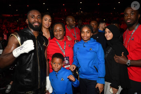 Victor Yoga avec sa famille - Le français Victor Yoka (frère de Tony) remporte son combat face au Bosnien Branislav Malinovic lors de leur combat international de boxe poids moyen en 8 rounds au Zénith de Paris, France, le 11 mars 2023. © Veeren/Bestimage 