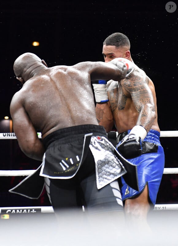 Le français Tony Yoka s'incline face au français d'origine camerounaise Carlos Takam lors d'un combat international de boxe poids lourd de 10 rounds au Zénith de Paris, France, le 11 mars 2023. © Veeren/Bestimage