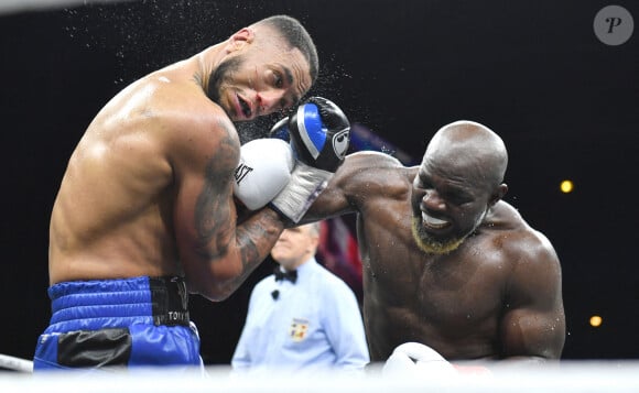 Le français Tony Yoka s'incline face au français d'origine camerounaise Carlos Takam lors d'un combat international de boxe poids lourd de 10 rounds au Zénith de Paris, France, le 11 mars 2023. © Veeren/Bestimage