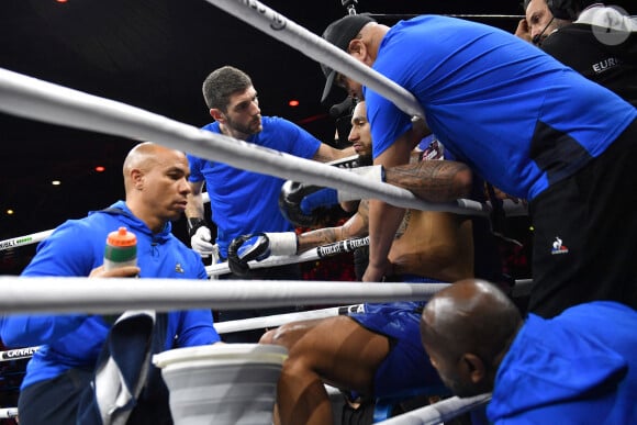 Le français Tony Yoka s'incline face au français d'origine camerounaise Carlos Takam lors d'un combat international de boxe poids lourd de 10 rounds au Zénith de Paris, France, le 11 mars 2023. © Veeren/Bestimage