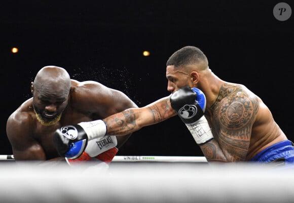 Le français Tony Yoka s'incline face au français d'origine camerounaise Carlos Takam lors d'un combat international de boxe poids lourd de 10 rounds au Zénith de Paris, France, le 11 mars 2023. © Veeren/Bestimage