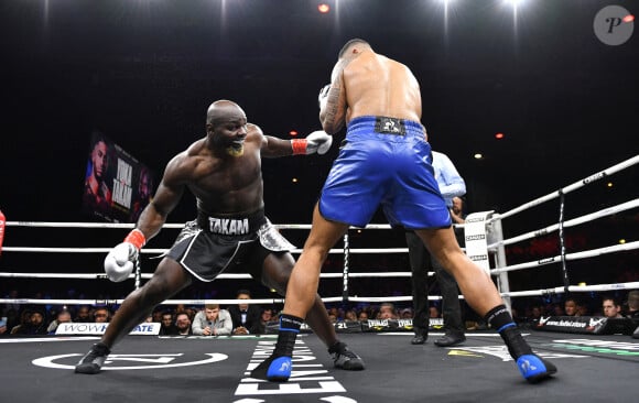 Le français Tony Yoka s'incline face au français d'origine camerounaise Carlos Takam lors d'un combat international de boxe poids lourd de 10 rounds au Zénith de Paris, France, le 11 mars 2023. © Veeren/Bestimage